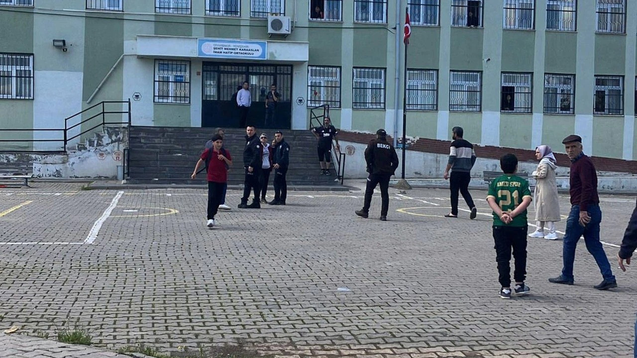 Diyarbakır'da okul önünde silah sesleri: Öğrenciler tahliye edildi,