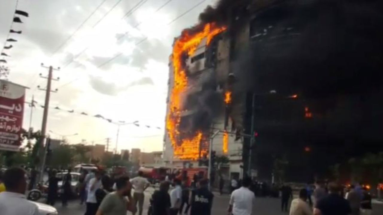 Tahran’da bir alışveriş merkezinde yangın çıktı