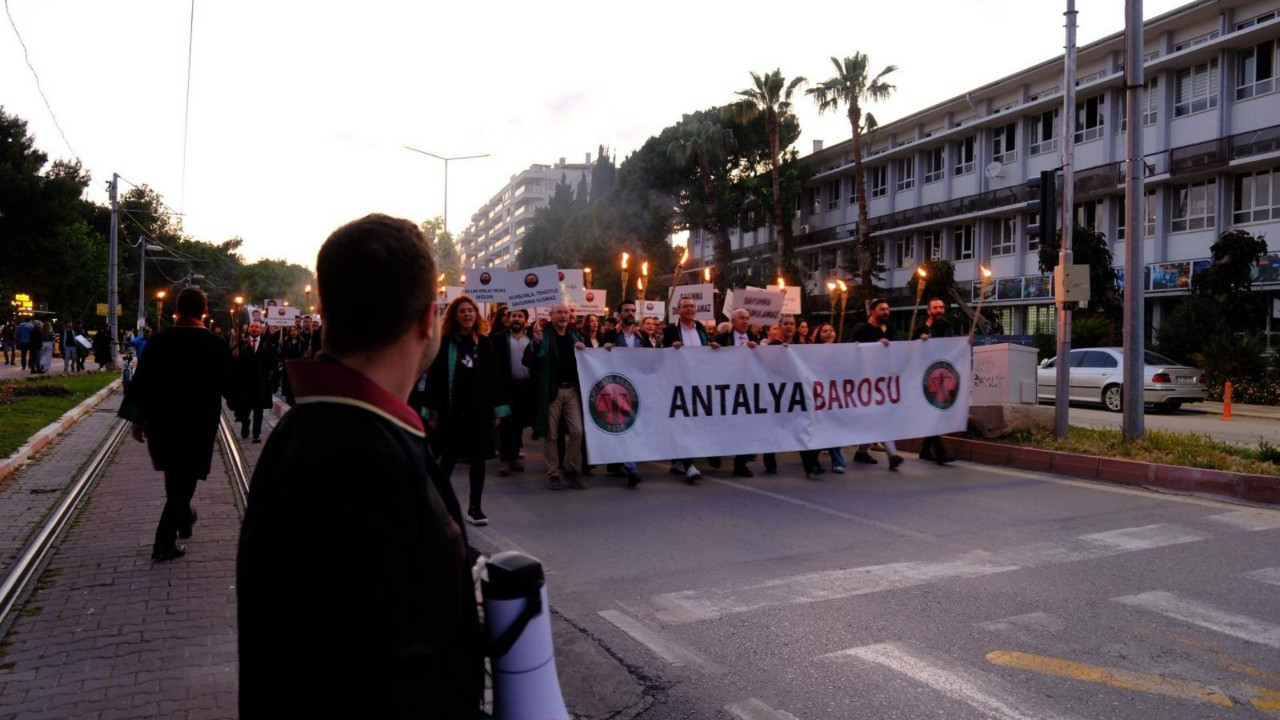 Antalya Barosu 100. yıl dönümünü yürüyüşle kutladı