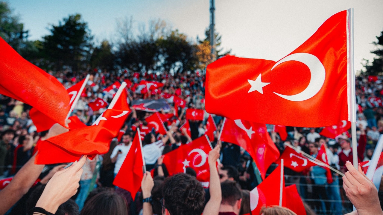 ODTÜ gençliği bayrak için ayakta