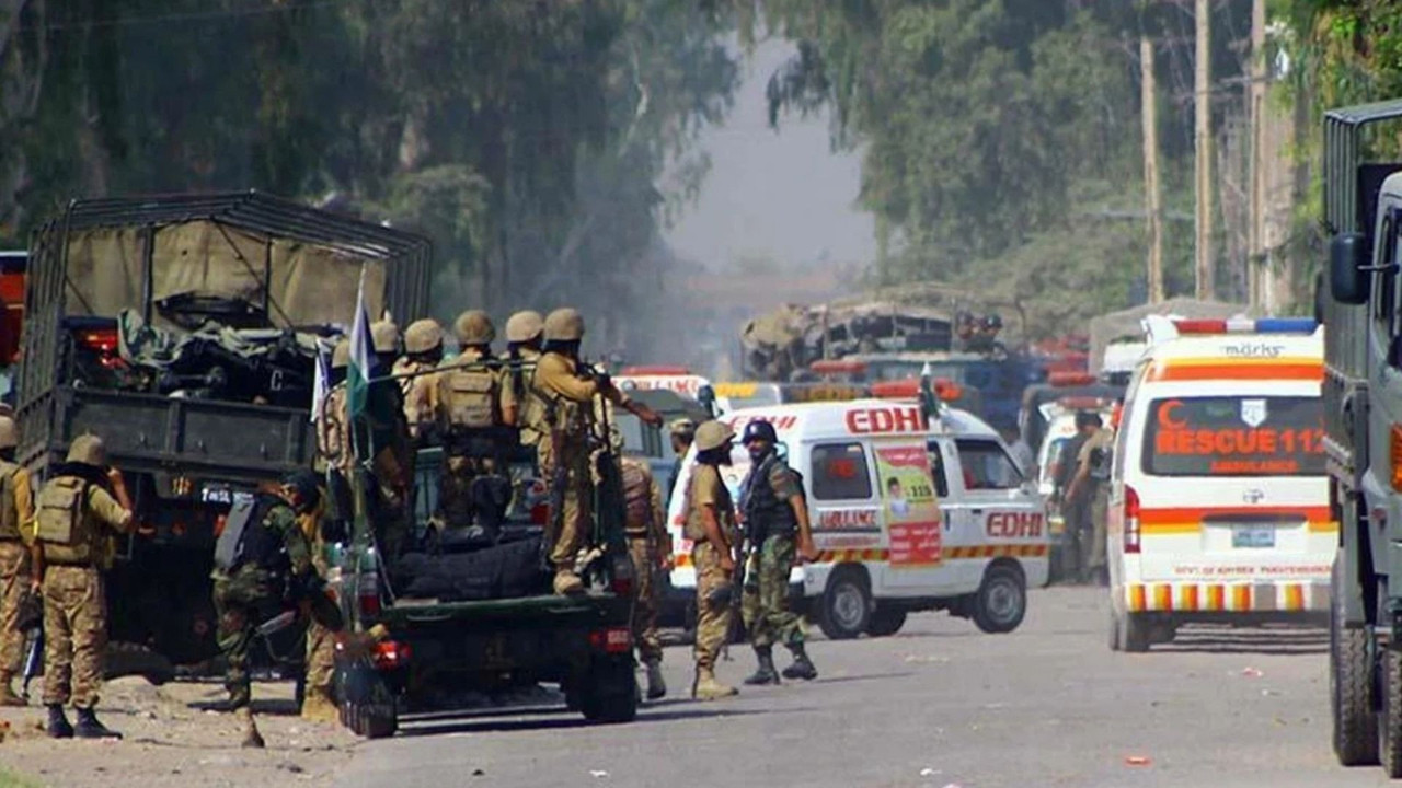 Pakistan’da bombalı araçla saldırı: 12 polis hayatını kaybetti