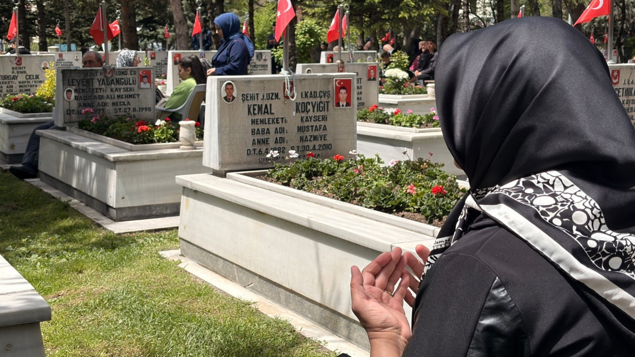 Şehit anneleri, Anneler Günü’nde evlatlarını ziyaret etti