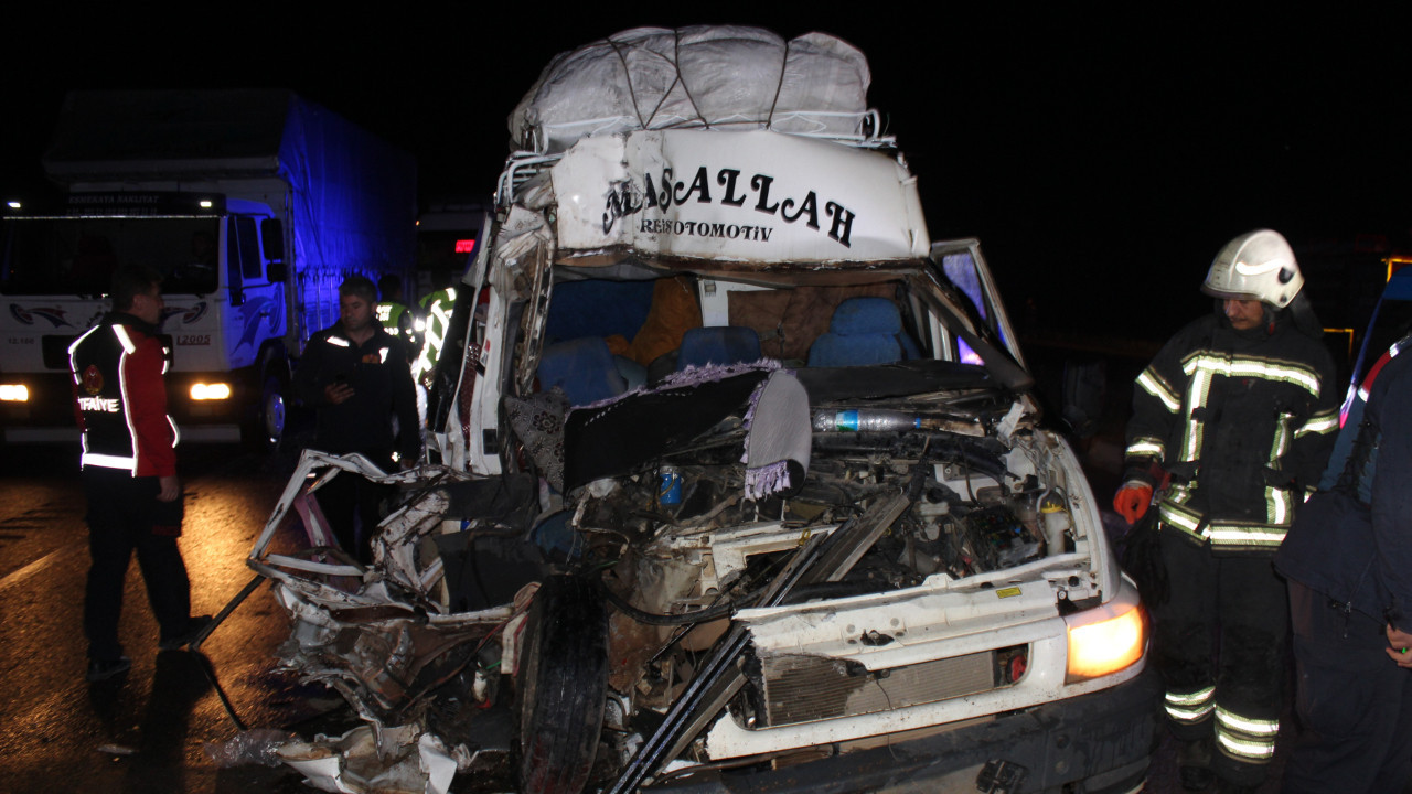 Aksaray'da trafik kazası: 12 yaralı var