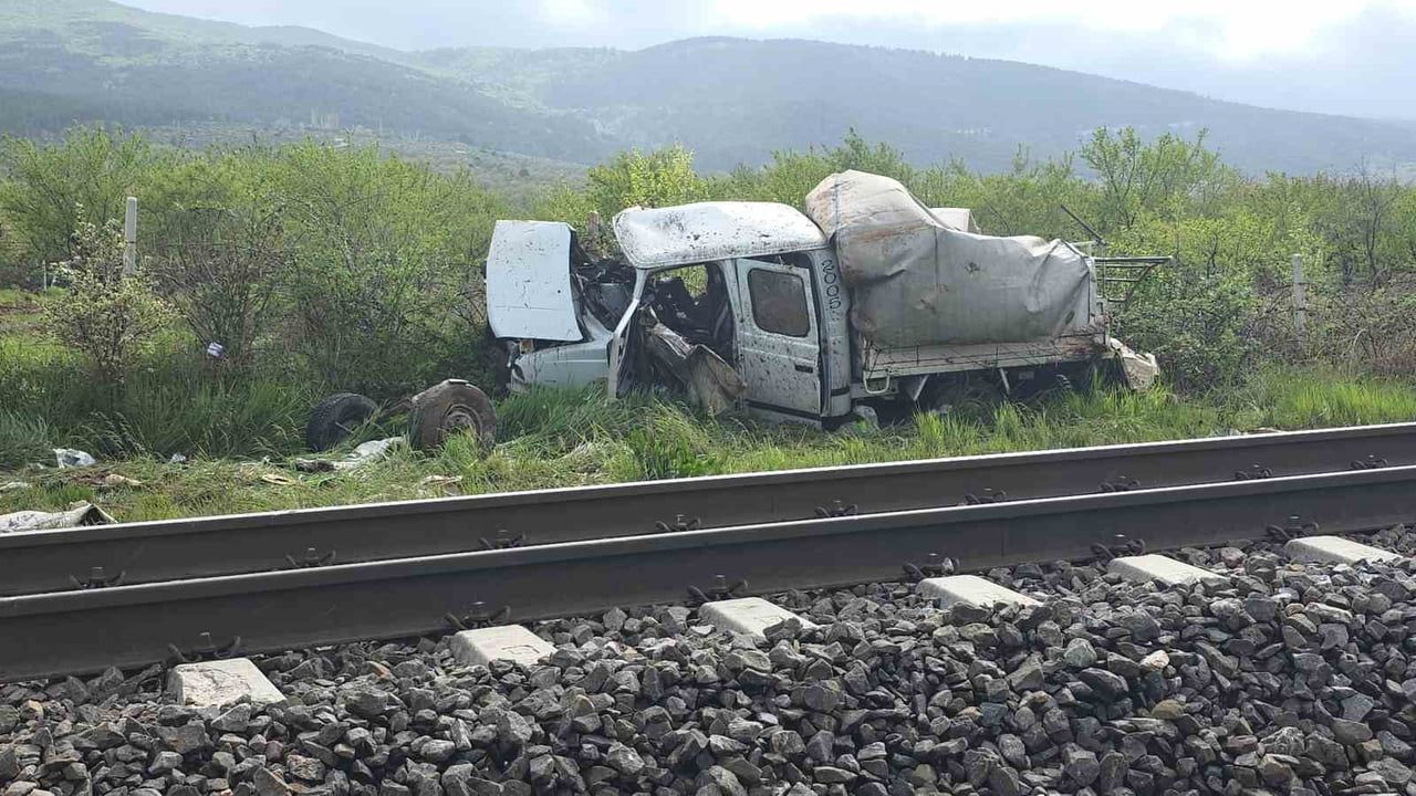 Kütahya'da tren kamyonete çarptı: 1 ölü, 3 yaralı var