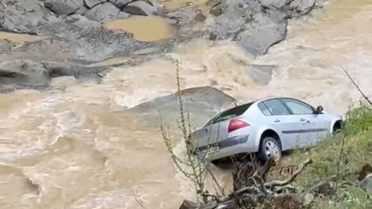 Dereye savrulan otomobilin sürücüsü yaralandı