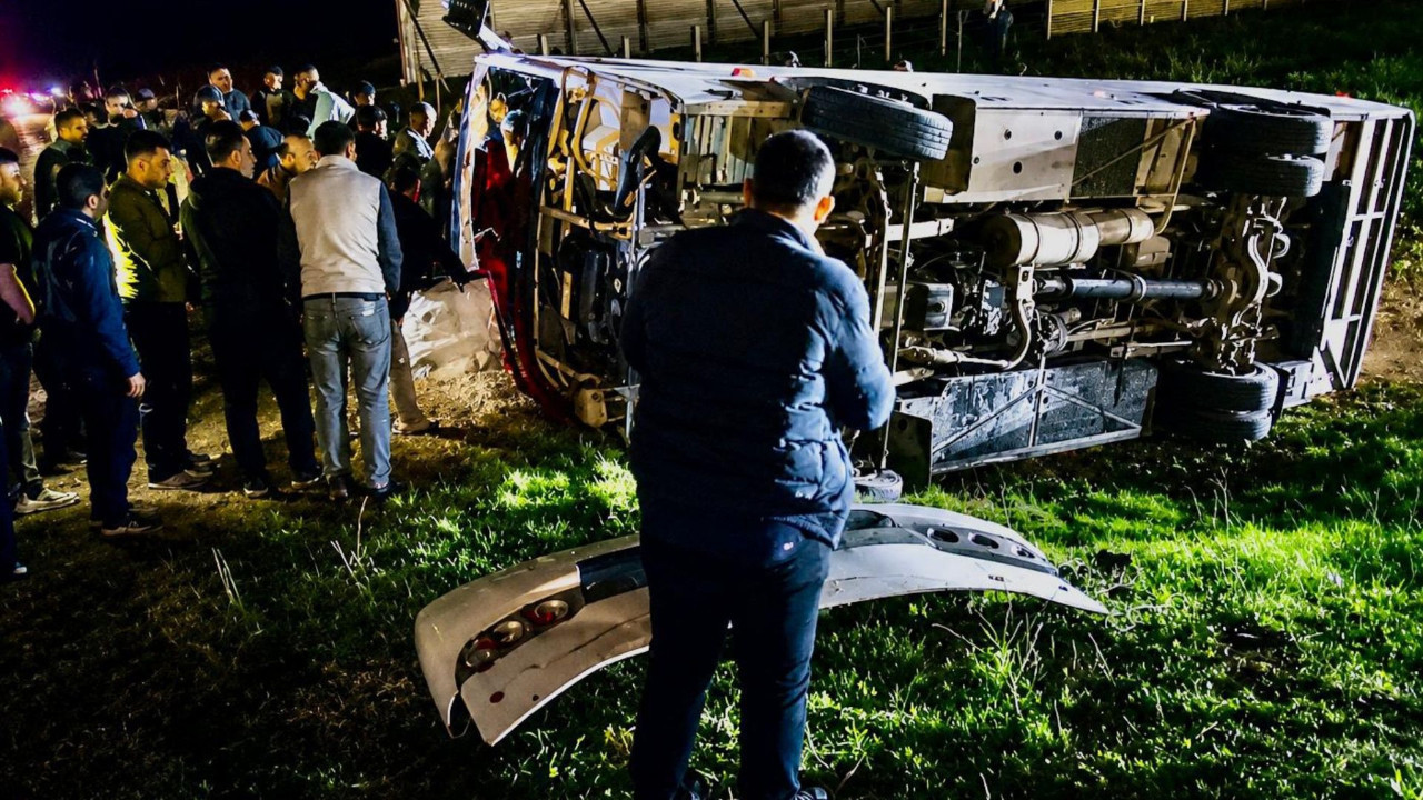 Sivas'ta taraftar midibüsü devrildi: 25 yaralı