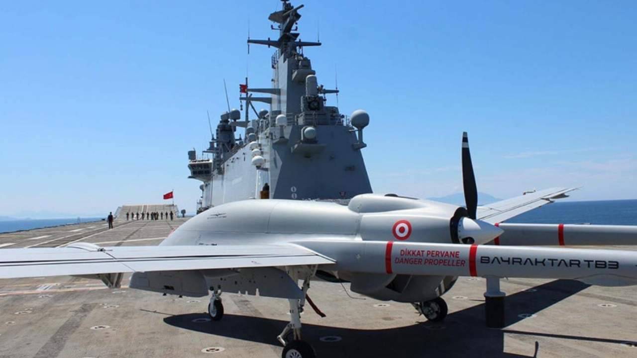 Türk donanmasının en büyüğü! TCG Anadolu'dan gövde gösterisi