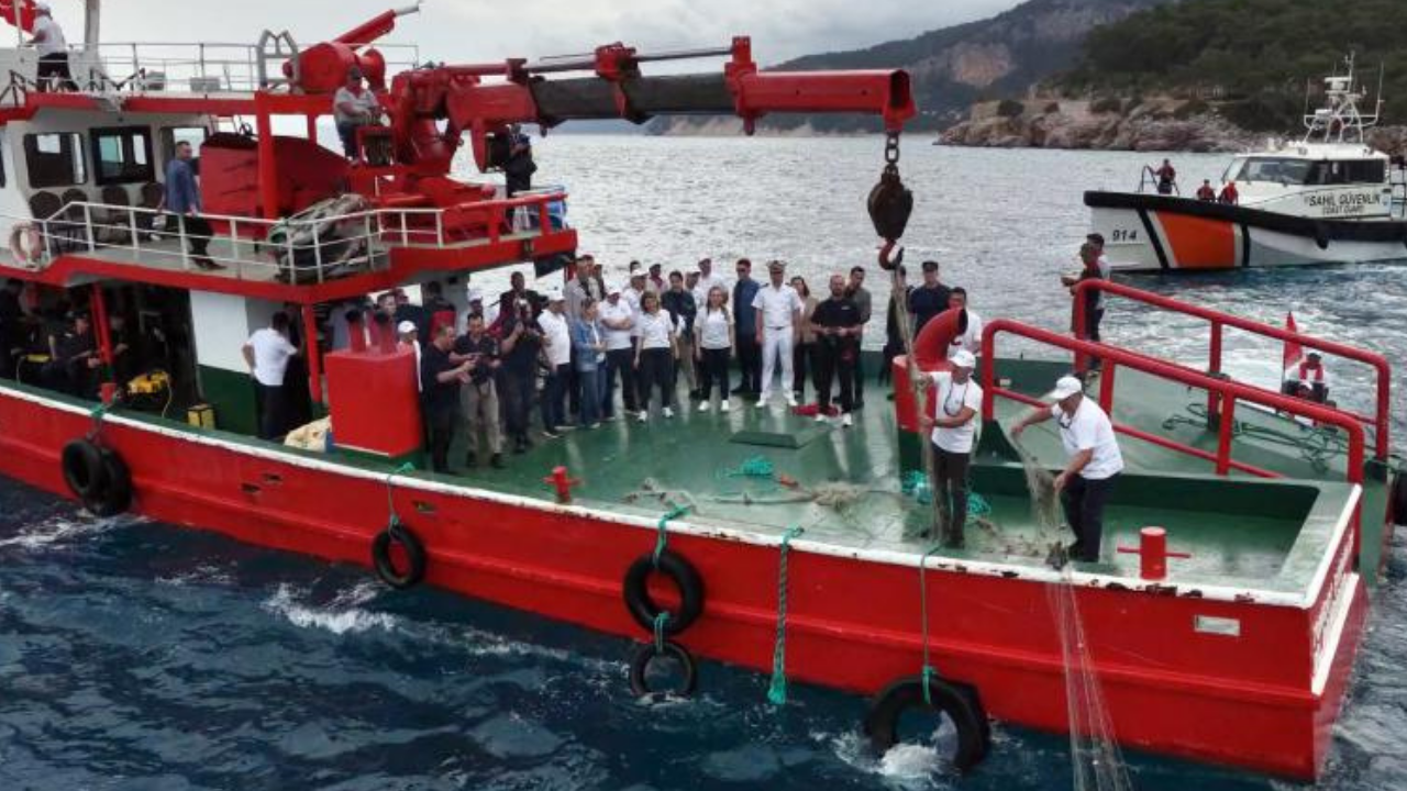 Antalya'da hayalet ağ temizliği yapıldı