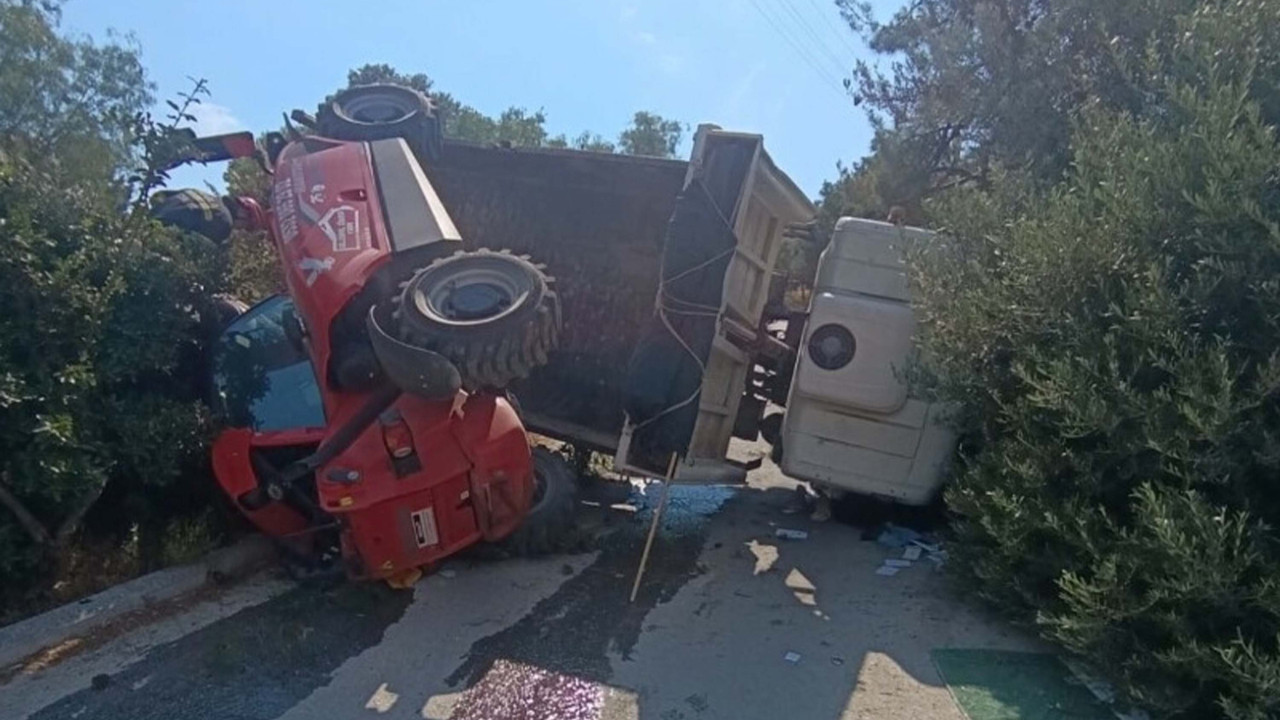 Bodrum'da iş makinesi taşıyan kamyon devrildi: Yaralılar var