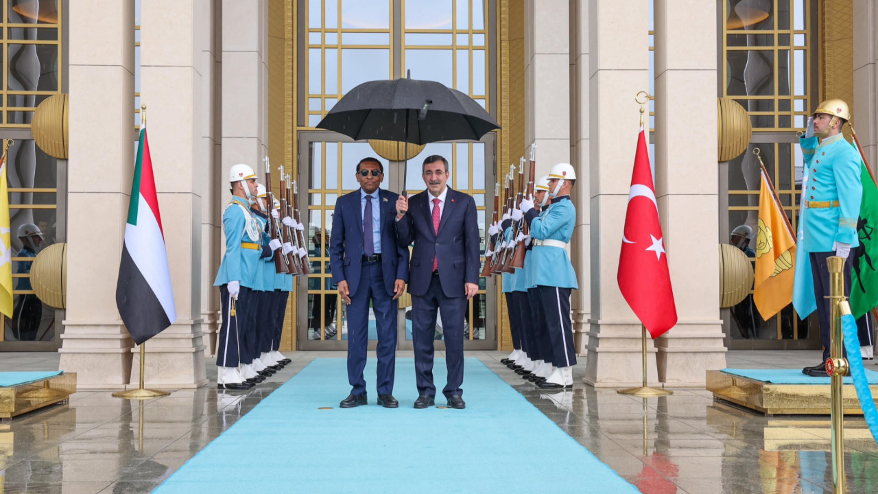 Cevdet Yılmaz, Sudan Başbakanı Kamil İdris ile görüştü