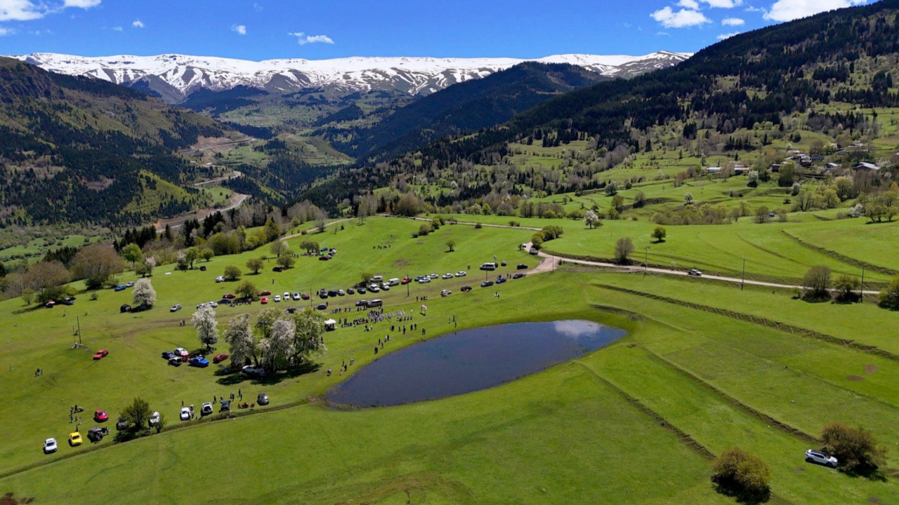 Artvin'deki doğa harikası Tosunlu Gölü ziyaretçilerini ağırlıyor