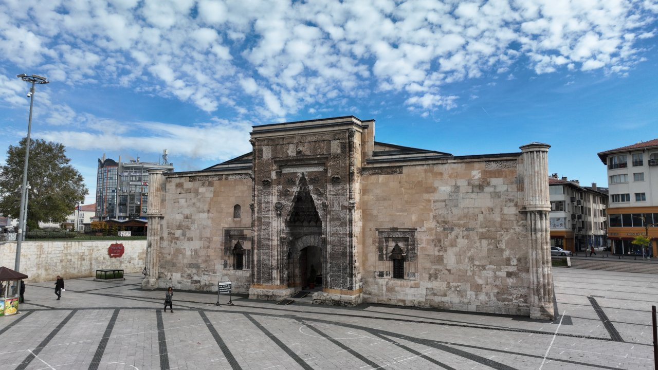 Sivas'ın 755 yıllık tarihi simgelerinden biri! Buruciye Medresesi restorasyona alındı