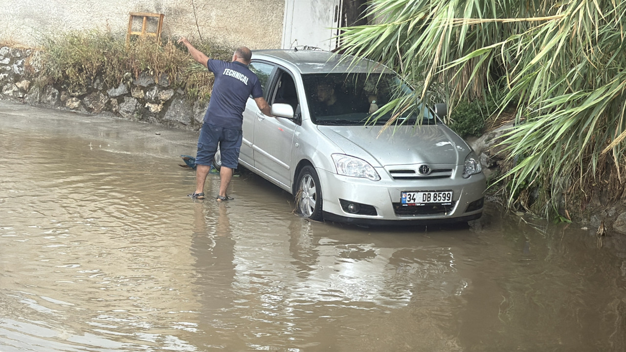 Bodrum'da sağanak yağış etkili oldu