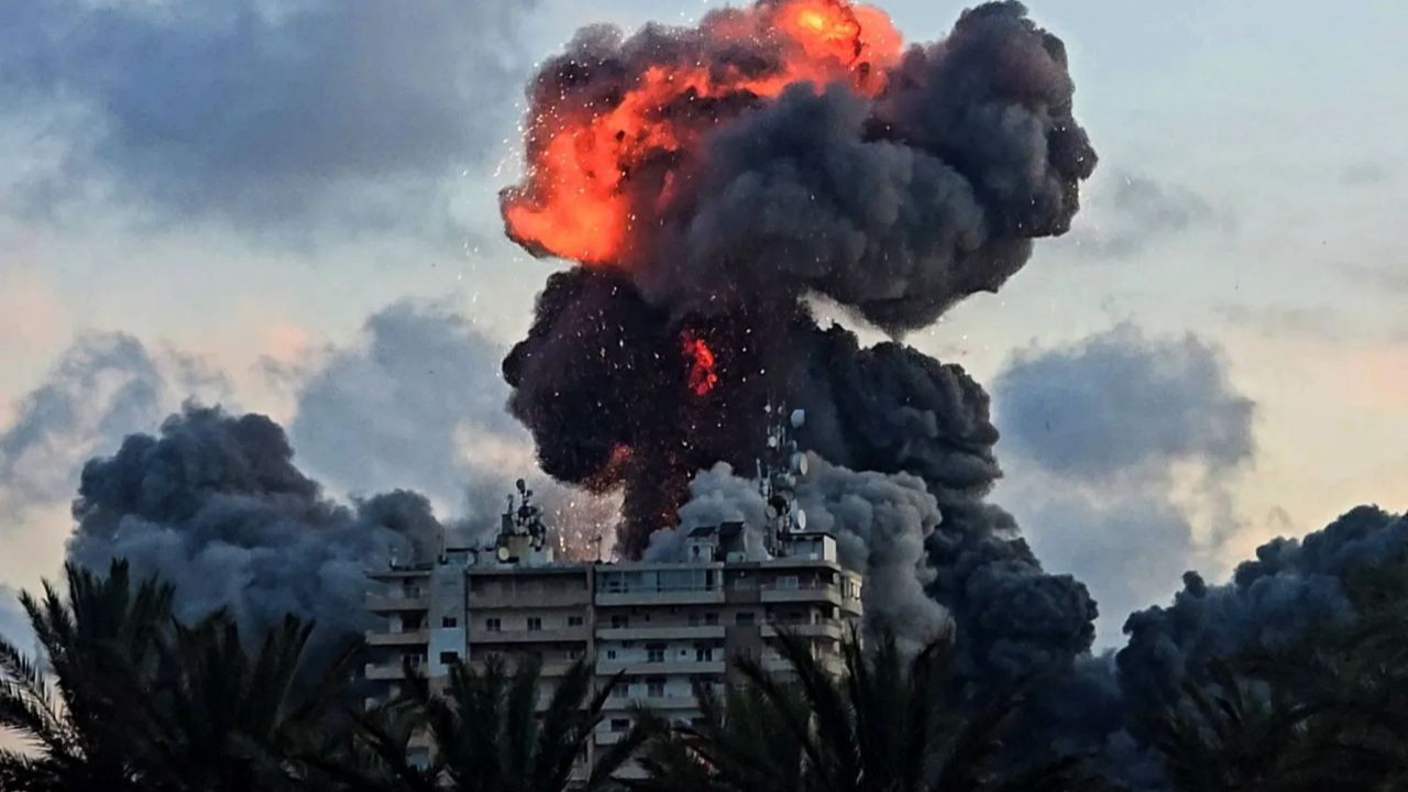 İsrail bombardıman kampanyasını genişletiyor: Hizbullah üsleri vurarak yanıt veriyor