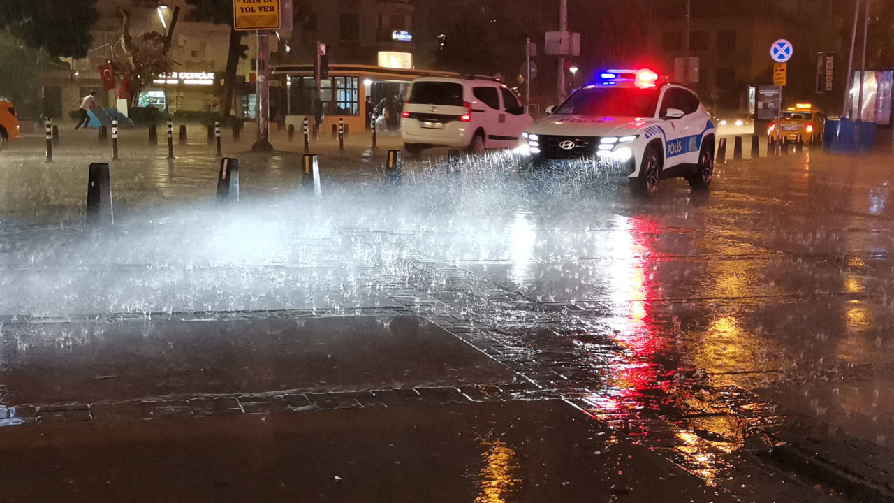 İzmir'de 20 dakikalık yağış zor anlar yaşattı
