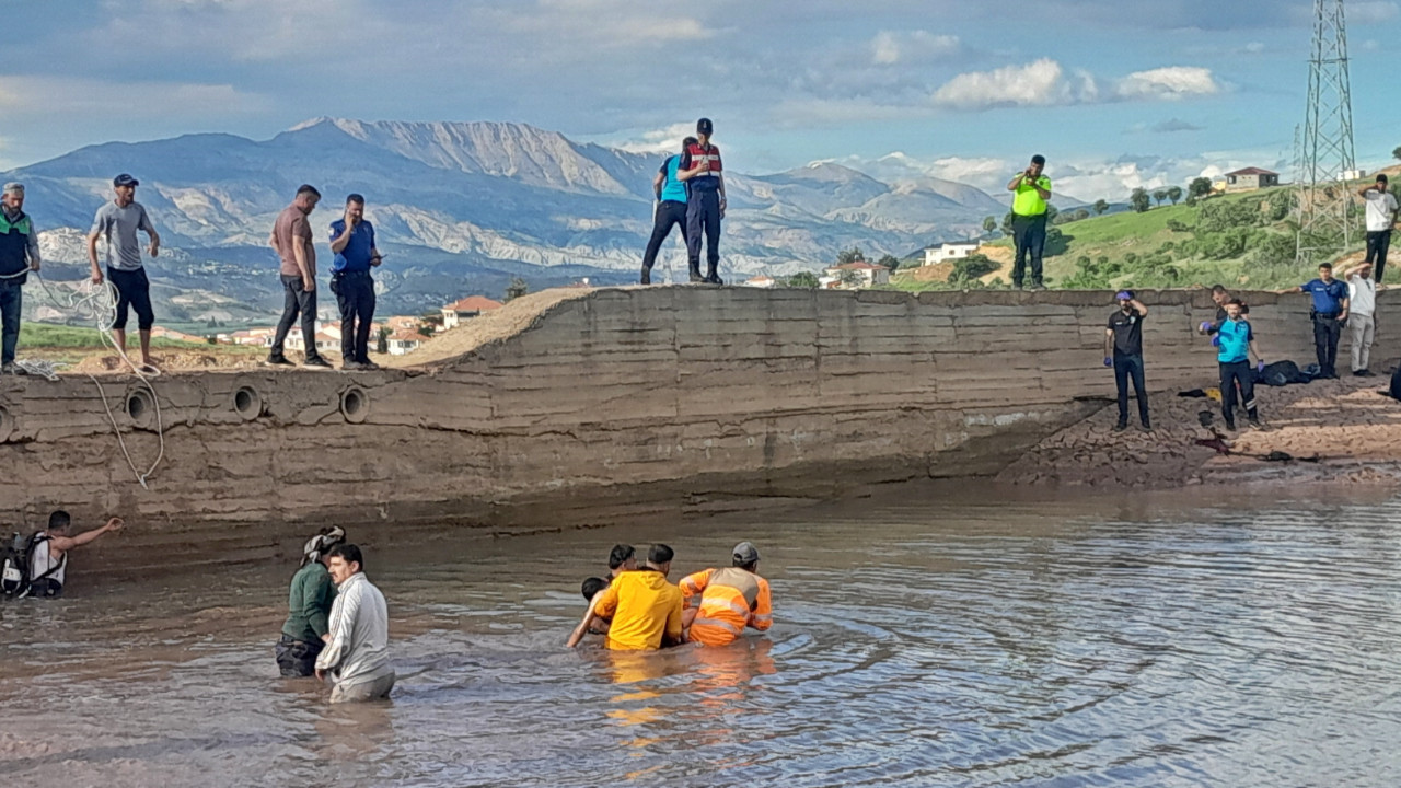 Serinlemek için gölete girmişlerdi! Acı haber geldi