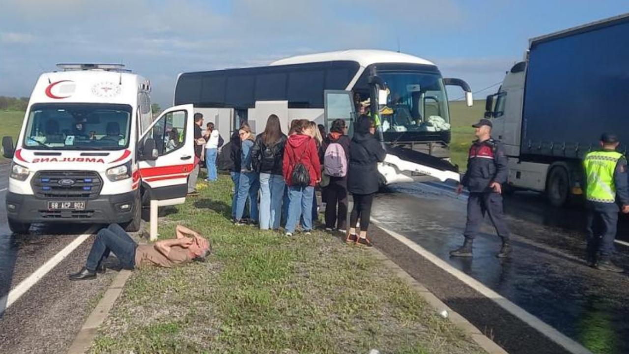 Yağmurda kaygan yolda tur otobüsü savruldu: 16 yaralı