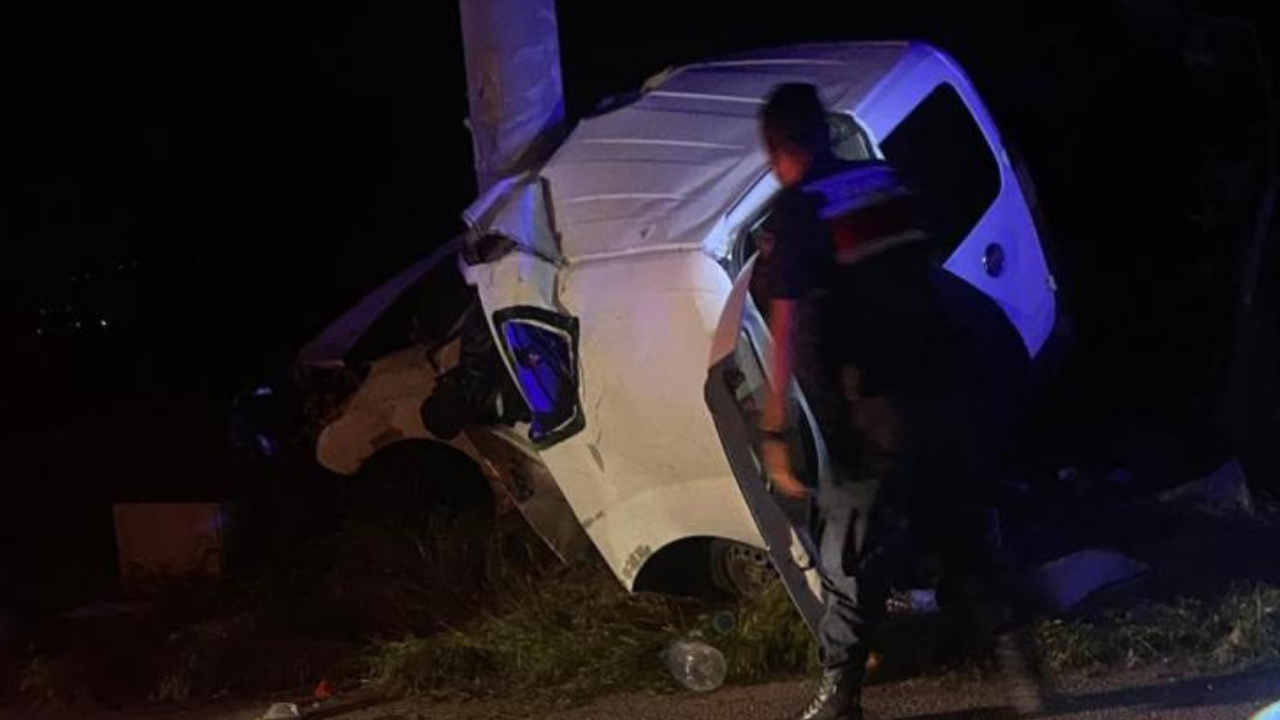Elektrik direğine çarpan araç hurdaya döndü: 2 ölü, 2 yaralı