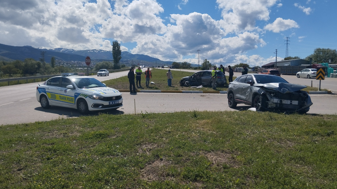 Suşehri'nde trafik kazası: 4 yaralı var