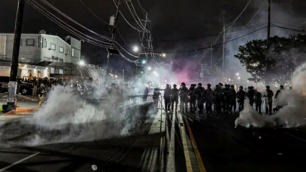 ABD'de göçmen karşıtlığı protestoları büyüyor: ICE karargahı önünde polis müdahalesi