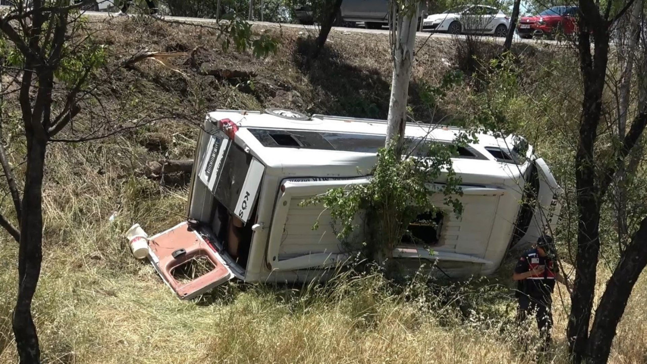 Balıkesir'de otomobil ile yolcu minibüsü çarpıştı: 14 yaralı