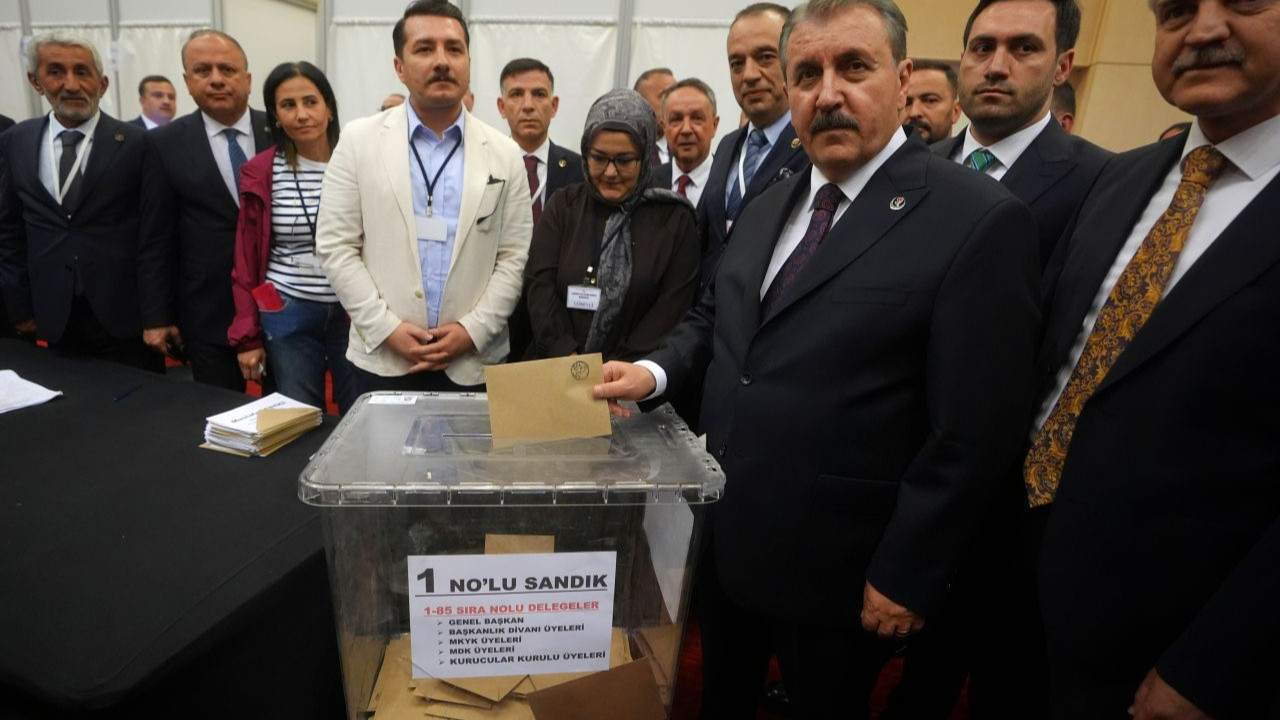 Büyük Birlik Partisi'nde Mustafa Destici yeniden genel başka