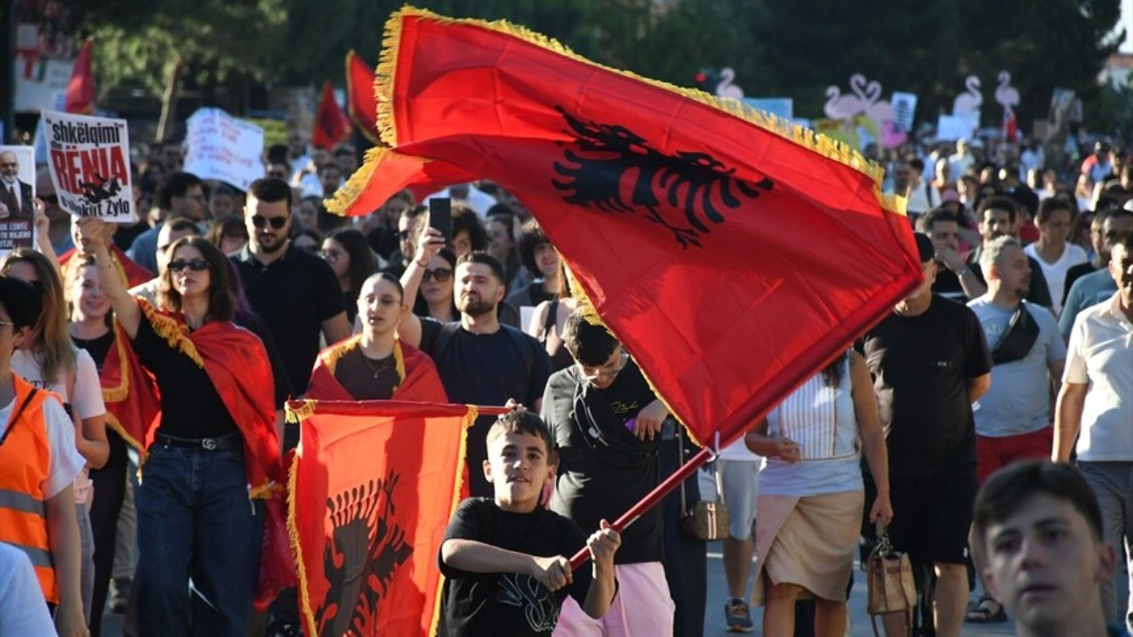 Arnavutluk halkı ülkesine sahip çıktı: ABD bağlantılı proje 