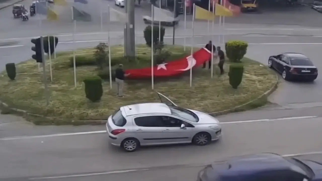 Kavşakta yere düşen Türk bayrağına vatandaşlardan anında müd