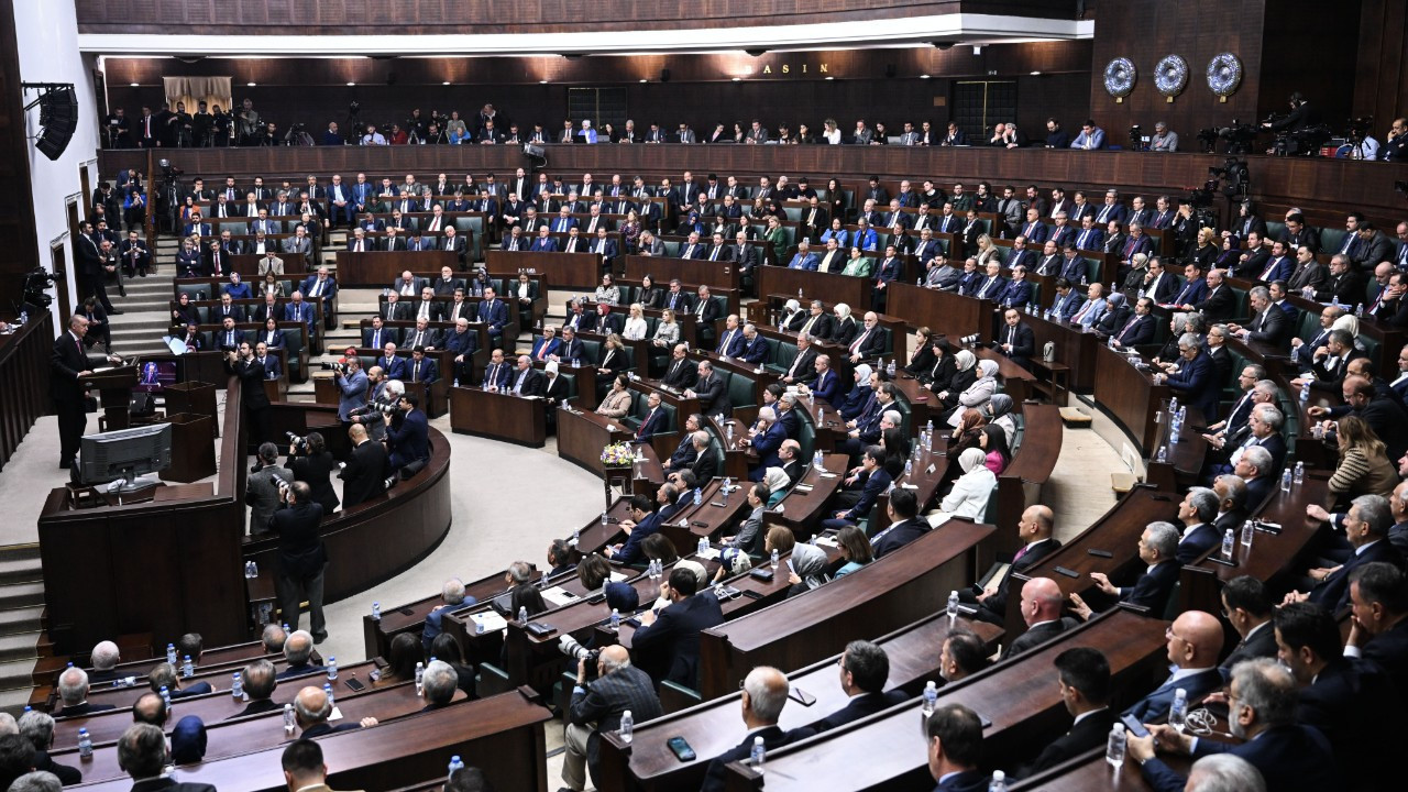 AK Partililerden CHP grup toplantısı yorumu! ‘Özgür Özel yan