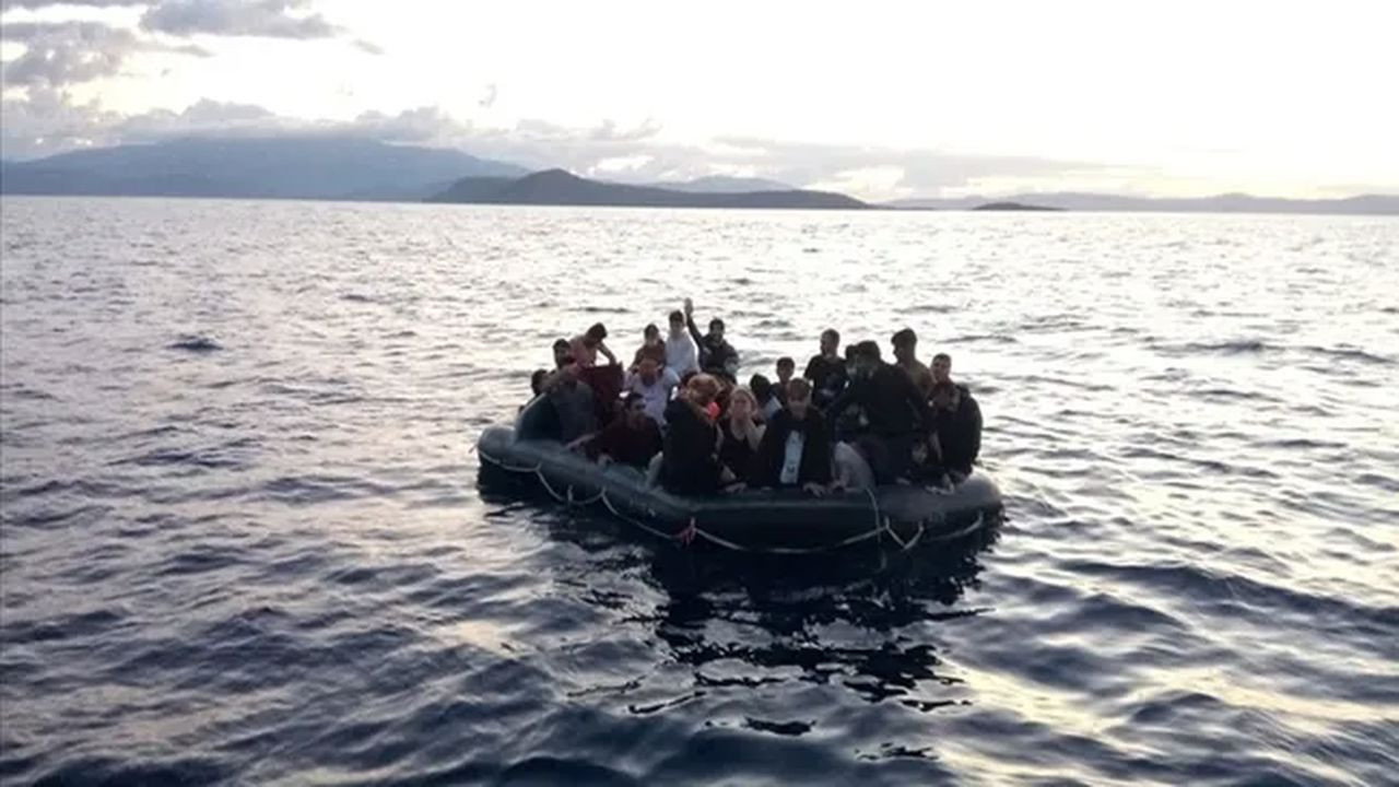 İzmir açıklarında 34 düzensiz göçmen yakalandı