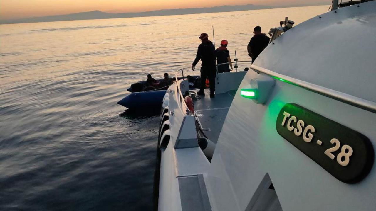 İzmir açıklarında 65 düzensiz göçmen yakalandı