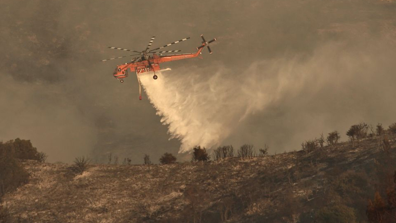 Yangın söndürme helikopteri düştü! Pilot yüzerek kurtuldu