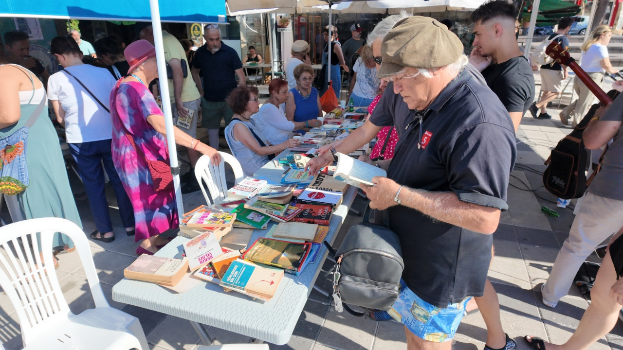 Foça Kitap Şenliği’nde binlerce kitap dağıtıldı