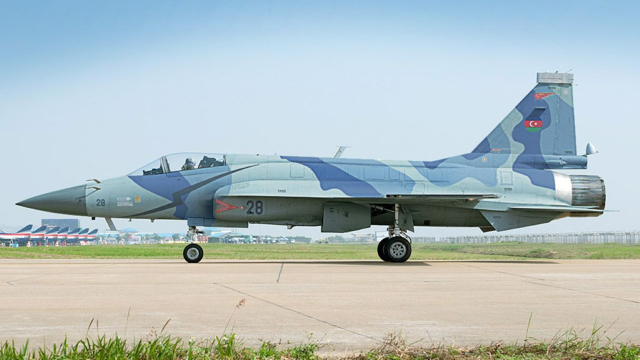 Azerbaycan Hava Kuvvetleri Çin-Pakistan ortak yapımı JF-17 savaş uçaklarını teslim almaya başladı