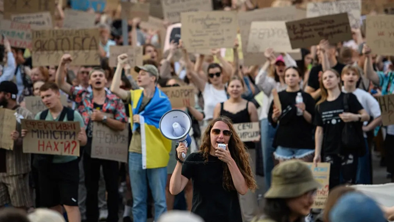 Zelenskiy'nin kararı ülkede kriz çıkardı! Protestolar başladı