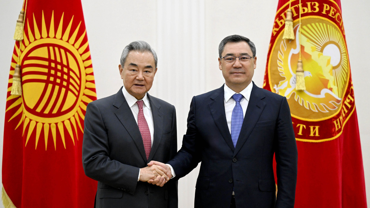 Çin ve Kırgızistan'dan kritik görüşme! Wang'dan Caparov'a tebrik
