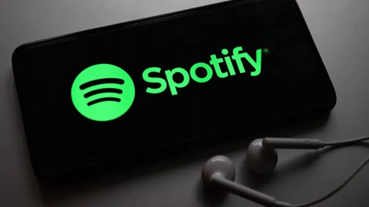 Spotify yapay zeka botlarını temizledi! Sanatçının asistanı sektörün hırsızı