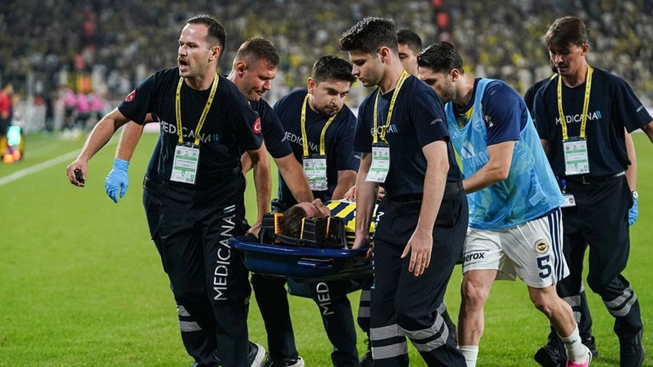 Kerem Aktürkoğlu sahayı sedyeyle terk etti