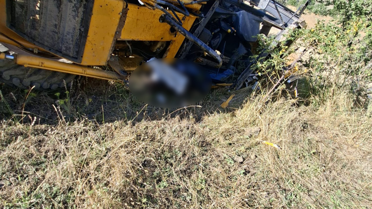 Samsun'da devrilen iş makinesinin operatörü öldü