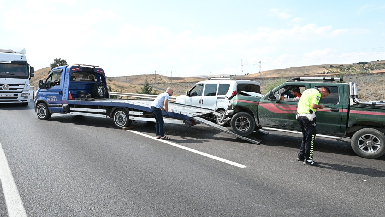 Kırıkkale'de kamyonet ile hafif ticari araç çarpıştı: 5 yaralı