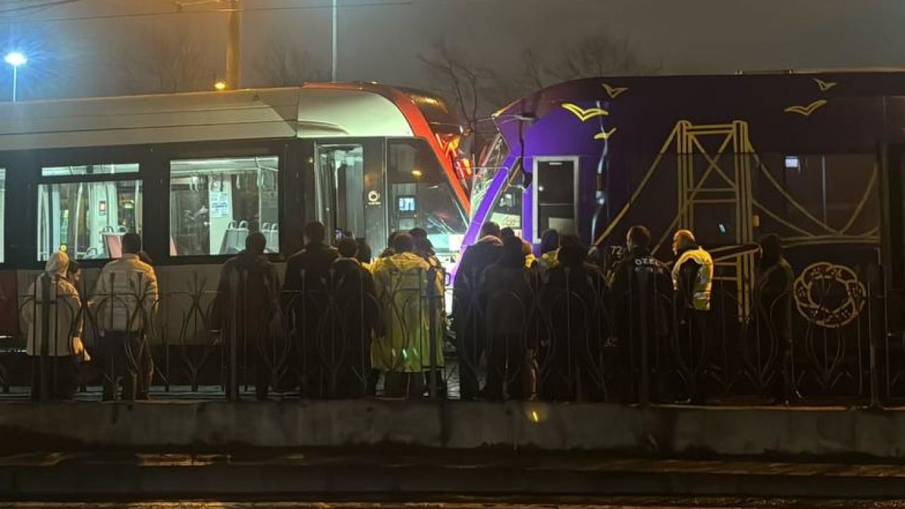 Zeytinburnu'nda iki tramvay çarpıştı