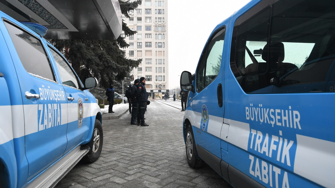 Kayseri'de çöp eve belediye müdahalesi: 5 kamyon atık tahliye edildi