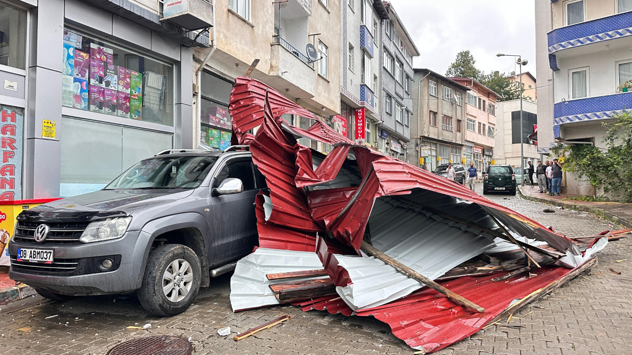 Artvin Şavşat'ta uçan çatı üç aracın üzerine düştü