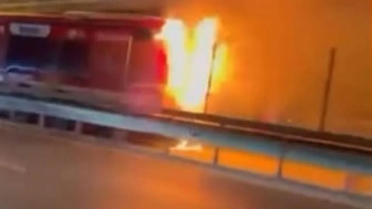 Kağıthane’de metrobüs alevlere teslim oldu