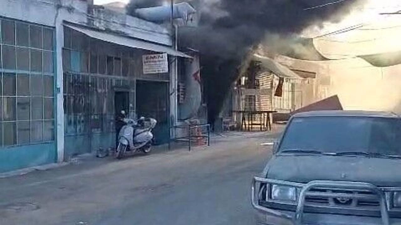Kapalı durumdaki cila boya atölyesinde yangın