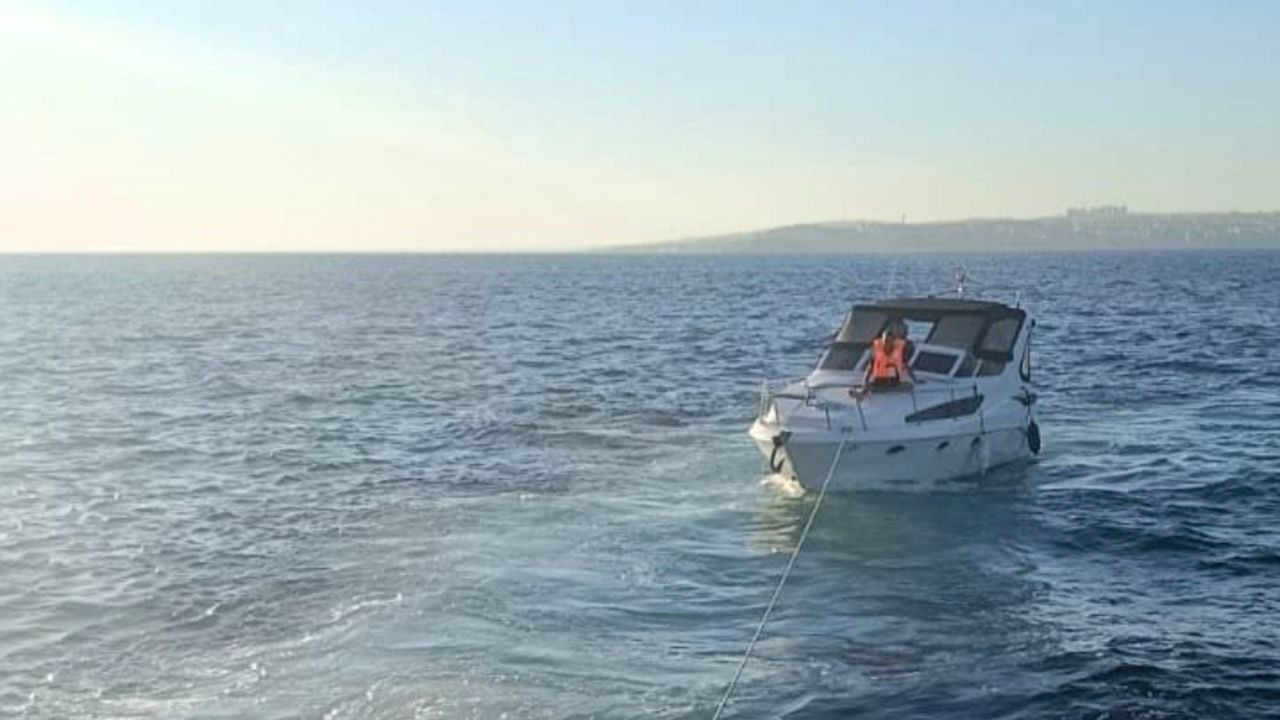 Beylikdüzü açıklarında sürüklenen tekne kurtarıldı