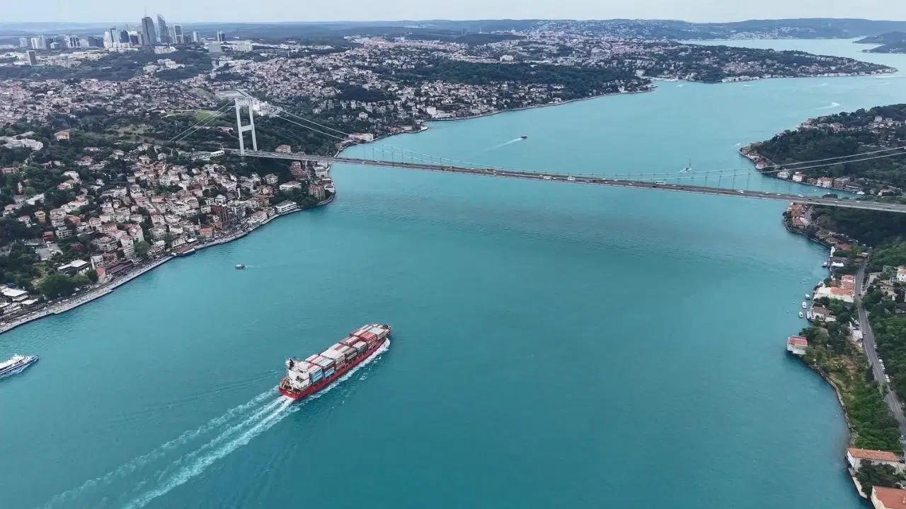 İstanbul Boğazı'nda gemi trafiği askıya alındı