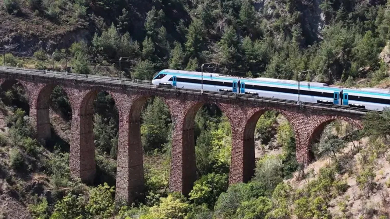 Milli hızlı tren 250 kilometreye hıza ulaştı