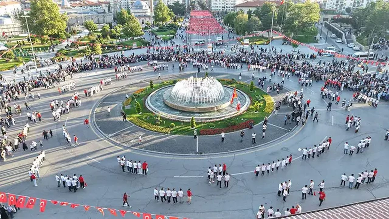 Sivas'ta 1058 kişi aynı anda halay çekti