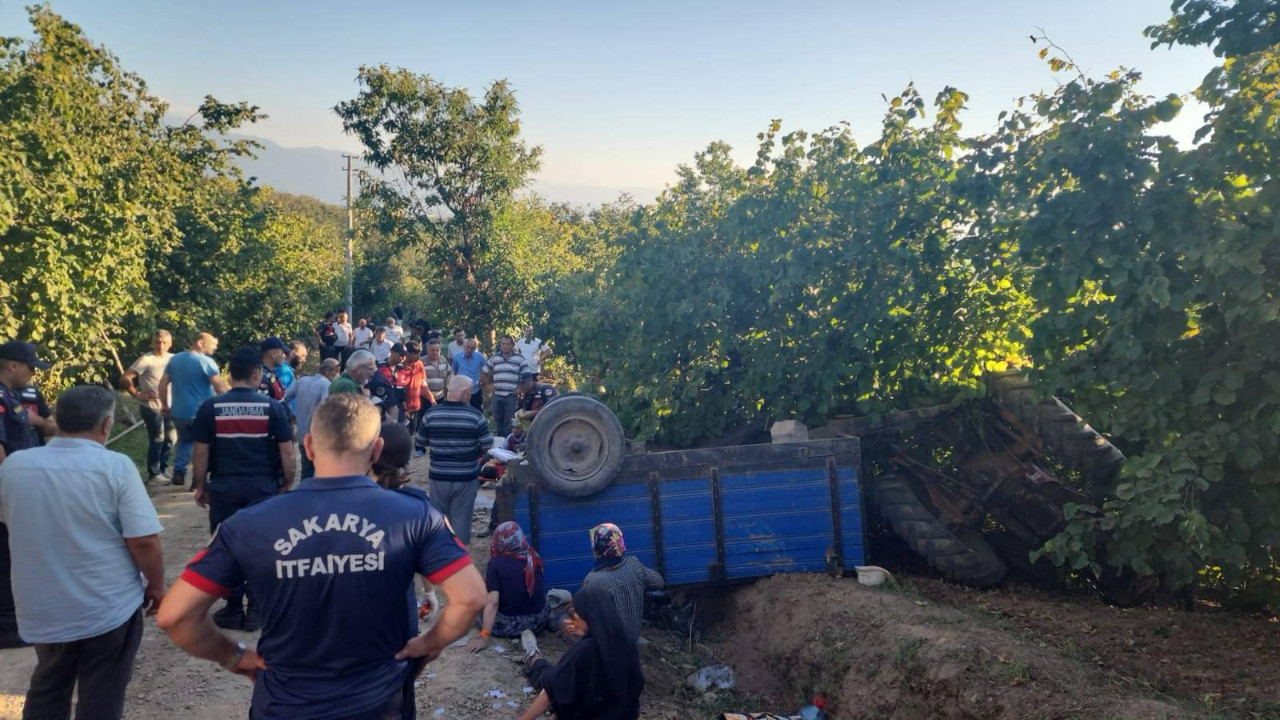 Fındık tarlasından dönen traktör devrildi: 18 kişi hastaneye kaldırıldı